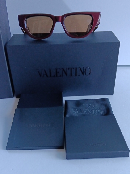 NIB Valentino Garavani V-Due Cat-Eye Sunglasses Bordeaux with Gold tone VLogo main image 8